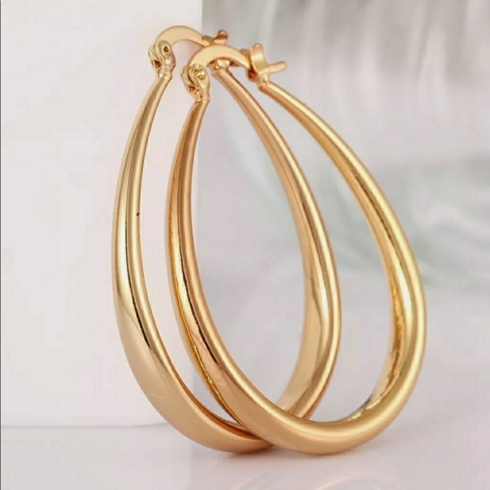 GORGEOUS 18K GOLD OVAL HOOP EARRINGS